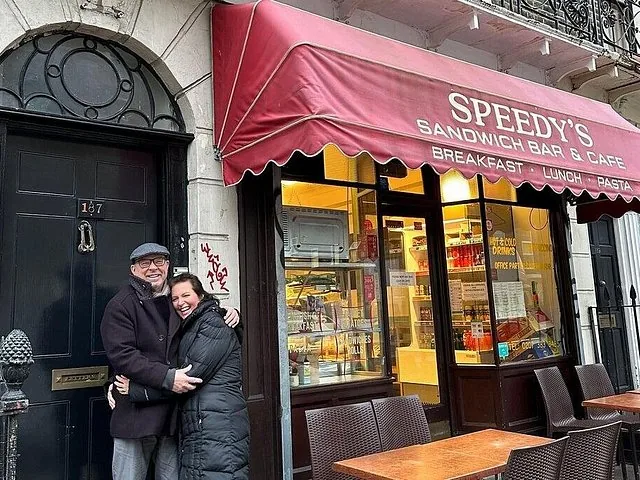 Un couple s'enlace devant le Speedy's Sandwich Bar & Cafe.