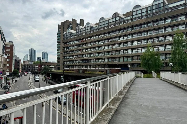 Une vue de l'architecture du Barbican Estate depuis une passerelle surélevée.